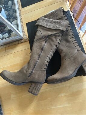 Women’s Taupe Suede Lace-Up Mid-Heel Boots